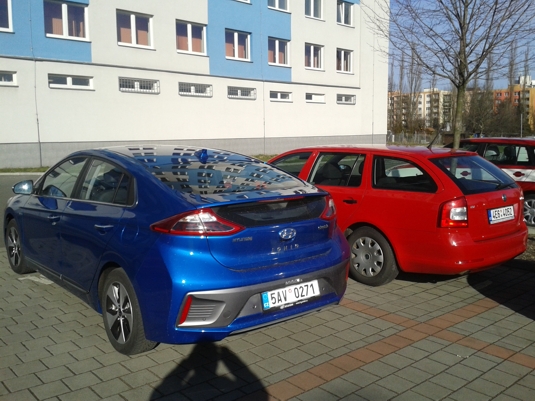 Hyundai Ioniq Electric vs. Škoda Octavia Combi zezadu